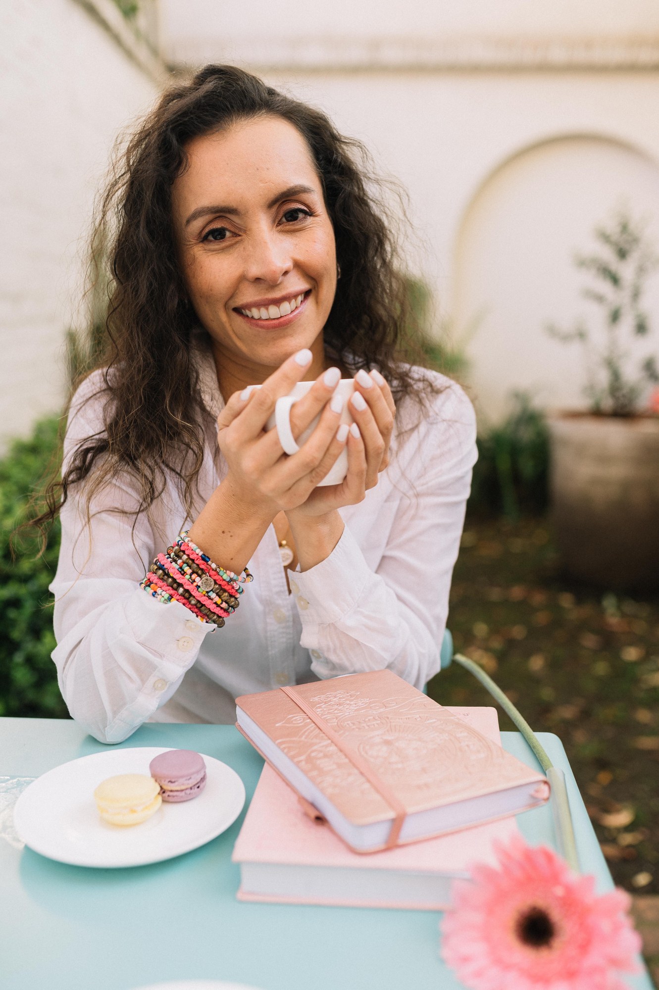 Adriana Barbosa tomando café en un jardín
